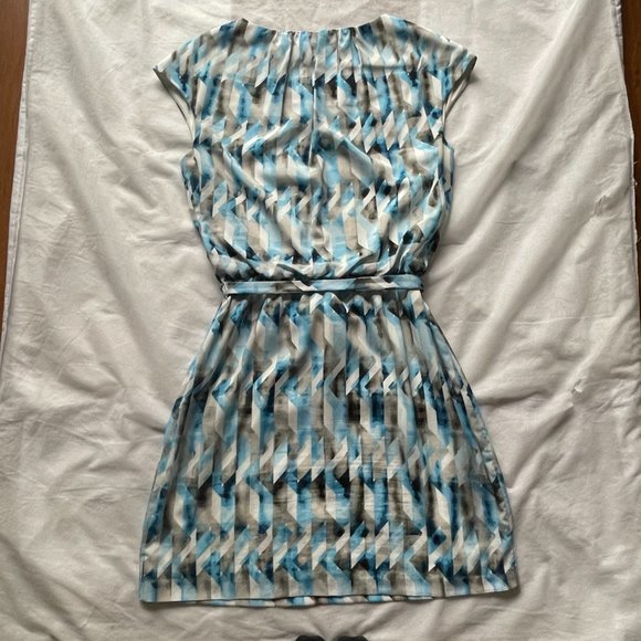 Guess Blue and White Geometric Belted Dress, Size 6 - Picture 9 of 10